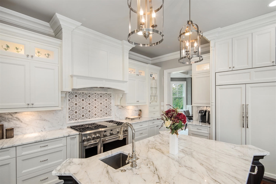 Kitchen with White Perimeter